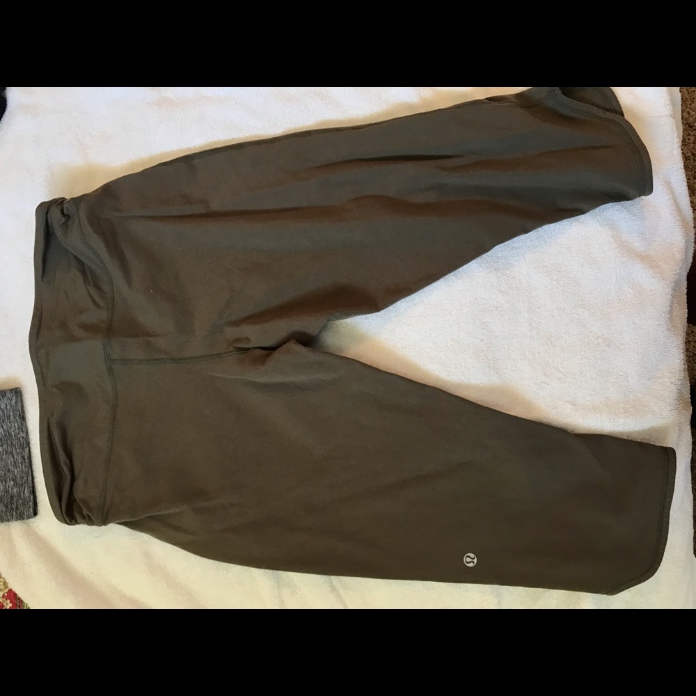 Lululemon Olive Green cropped leggings